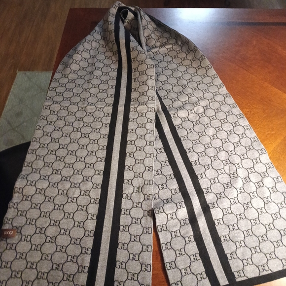 Black and Gray Patterned Scarf - Picture 5 of 16